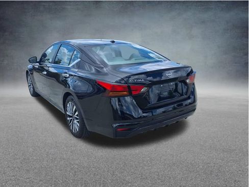 Used 2025 Nissan Altima 2.5 SV FWD image 6