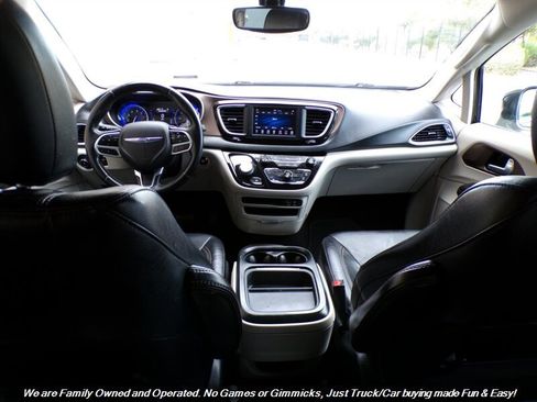 Used 2018 Chrysler Pacifica Touring-L image 38