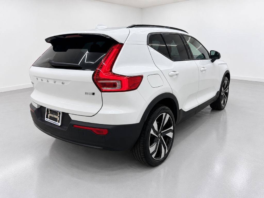 Used 2024 Volvo XC40 B5 Plus w/ Protection Package Premier AWD/4WD image 3