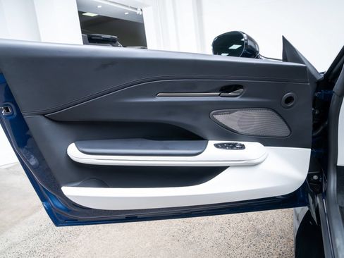 Used 2025 Aston Martin V8 Vantage Coupe RWD image 19