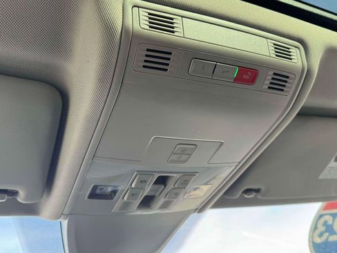 Used 2023 Volkswagen Tiguan SE image 32