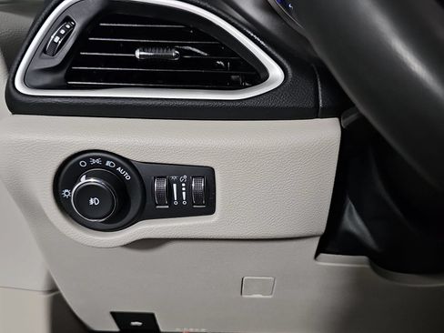 Used 2023 Chrysler Pacifica Touring-L FWD image 23