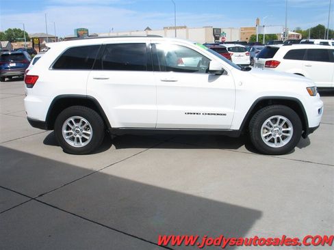 Used 2019 Jeep Grand Cherokee Laredo AWD/4WD image 32