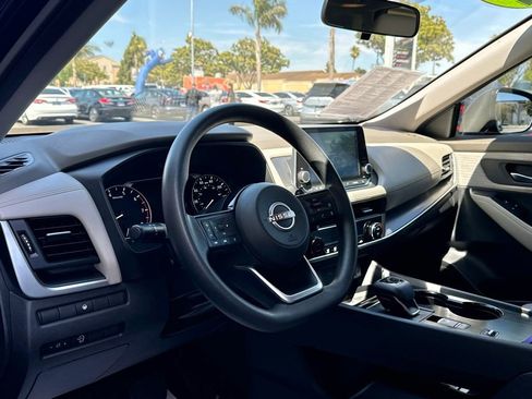 Used 2023 Nissan Rogue SV FWD image 9