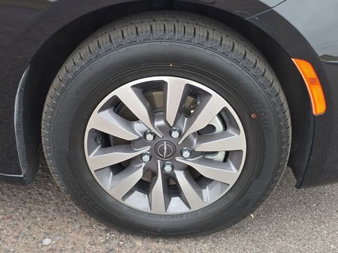 Used 2024 Chrysler Pacifica Limited FWD image 10