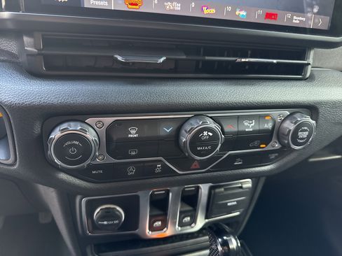 Used 2024 Jeep Wrangler Sport S image 27