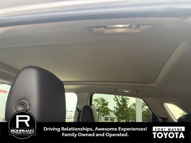Used 2017 Cadillac XT5 Luxury w/ Driver Awareness Package FWD image 9