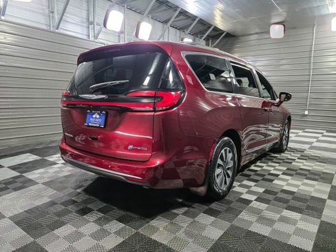 Used 2021 Chrysler Pacifica Limited w/ Uconnect Theater Family Group FWD image 5