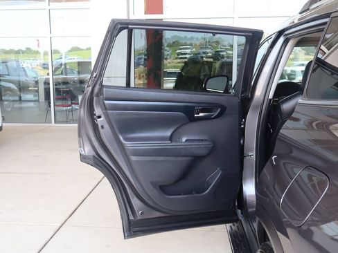 Used 2022 Toyota Highlander XLE FWD image 34