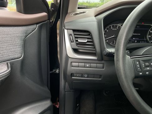 Used 2023 Nissan Rogue SV image 25