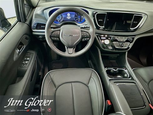 New 2026 Chrysler Pacifica Limited w/ S Appearance Package image 18