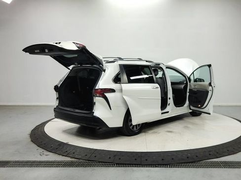 Used 2021 Toyota Sienna XLE FWD image 16