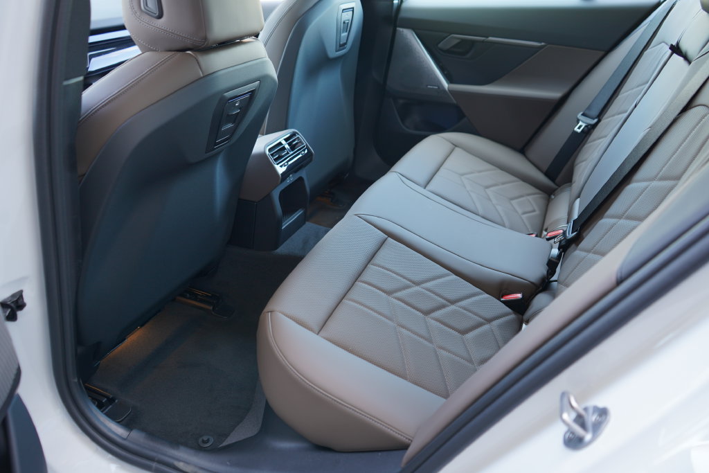 Used 2026 BMW 530i w/ Convenience Package RWD image 19