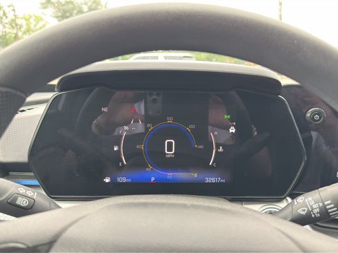 Used 2025 Chevrolet Trax LT FWD image 19