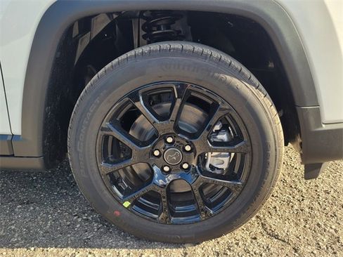 Used 2026 Jeep Compass Latitude image 9