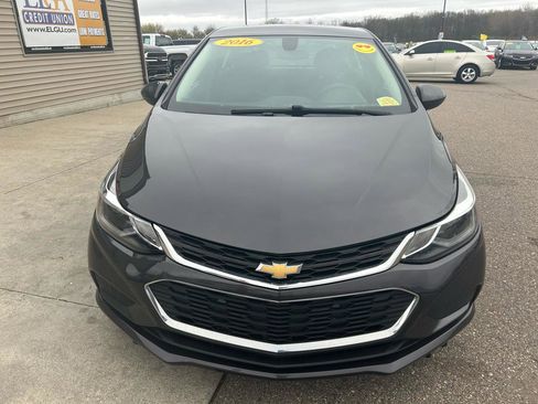Used 2016 Chevrolet Cruze LT image 2