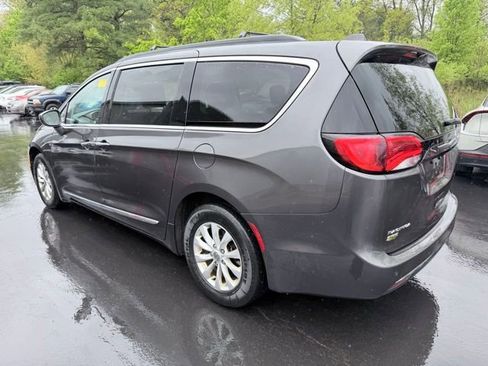 Used 2017 Chrysler Pacifica Touring-L FWD image 2