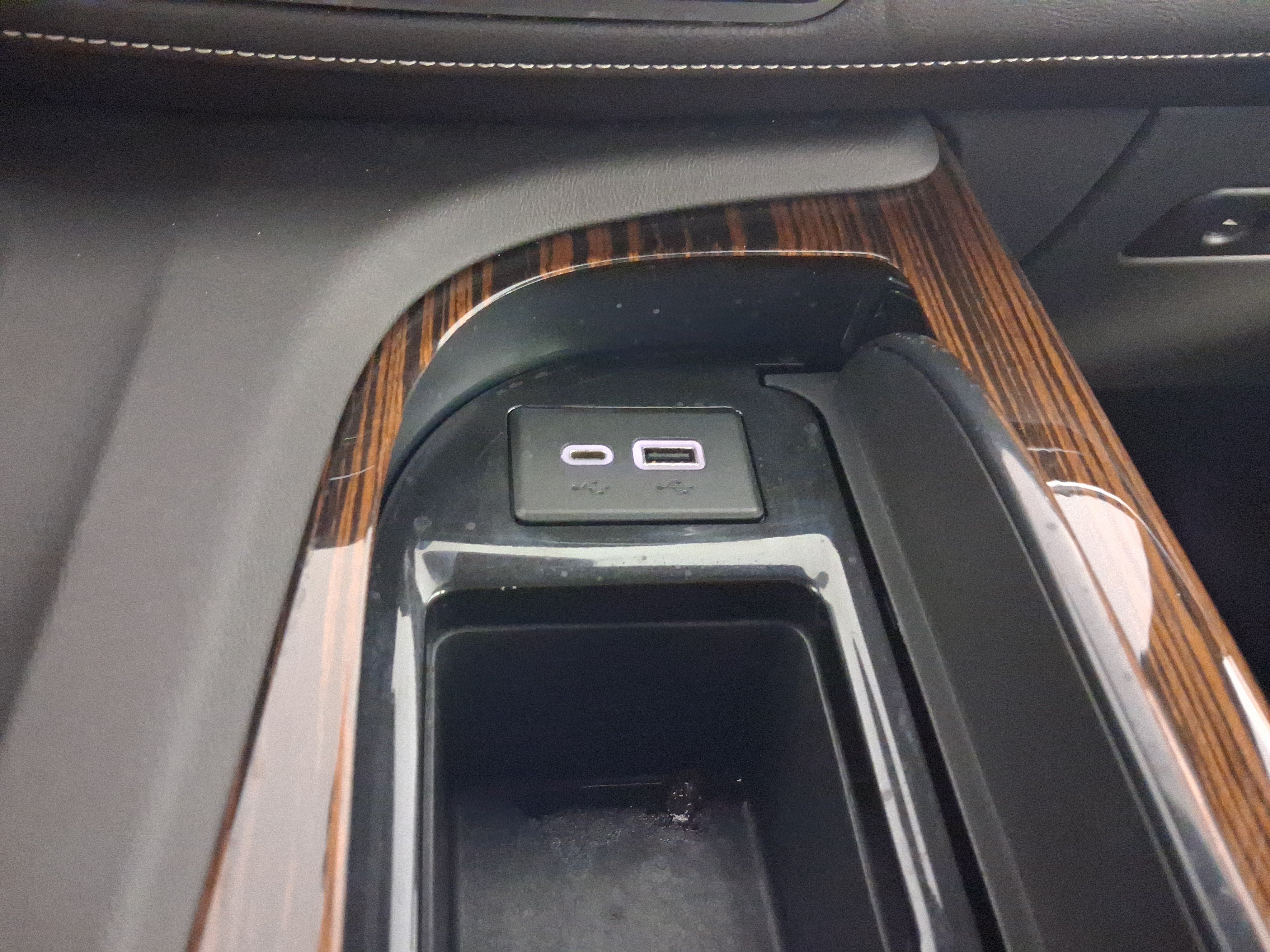 Used 2022 Cadillac Escalade Premium Luxury AWD/4WD image 29
