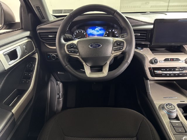 Used 2023 Ford Explorer XLT AWD/4WD image 25