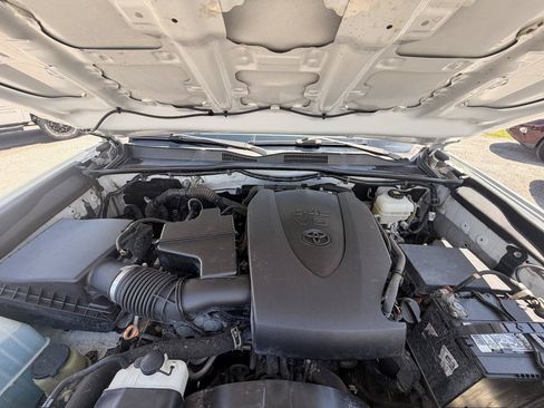 Used 2018 Toyota Tacoma TRD Off-Road AWD/4WD image 15