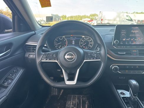 Used 2024 Nissan Altima 2.5 SV image 12