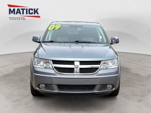 Used 2009 Dodge Journey SXT w/ Chrome Appearance Group FWD image 2