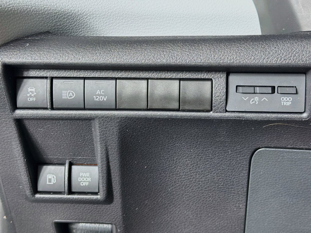 Used 2025 Toyota Sienna XSE w/ XSE Plus Package FWD image 15
