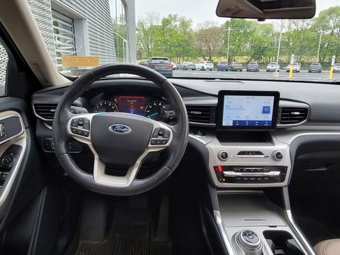 Used 2021 Ford Explorer XLT w/ Equipment Group 202A AWD/4WD image 17