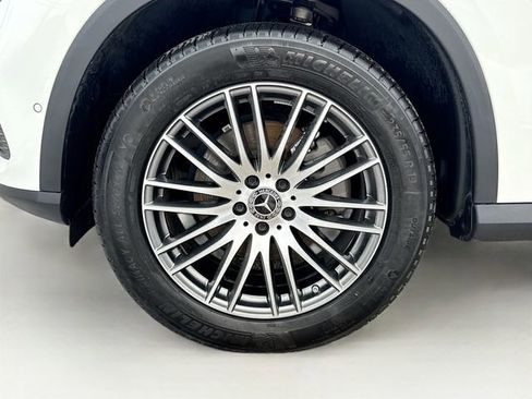 Used 2025 Mercedes-Benz GLC 300 4MATIC image 31