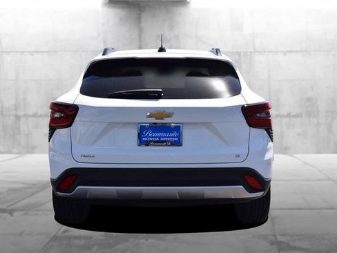 Used 2025 Chevrolet Trax LT w/ LT Convenience Package FWD image 6