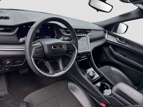 Used 2023 Jeep Grand Cherokee Altitude AWD/4WD image 7