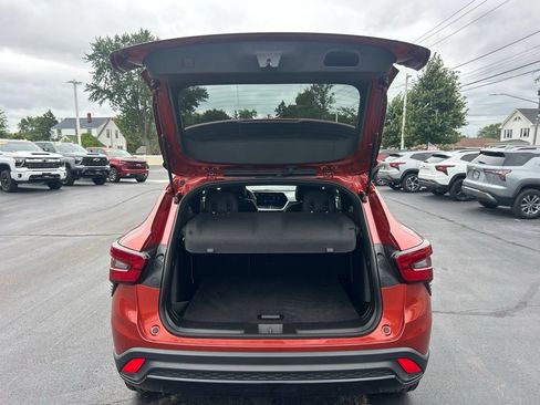 Certified 2024 Chevrolet Trax RS w/ Sunroof Package FWD image 28