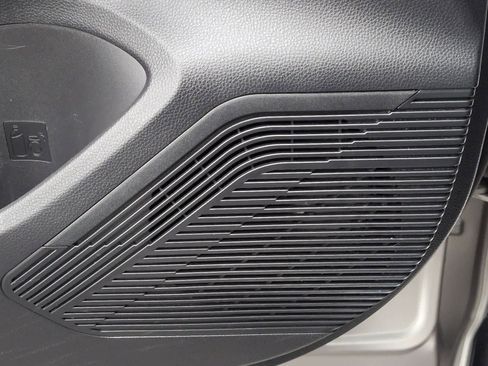 Used 2022 Toyota Venza LE image 30