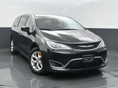 Used 2019 Chrysler Pacifica Touring Plus w/ Advanced Safetytec Group FWD image 2