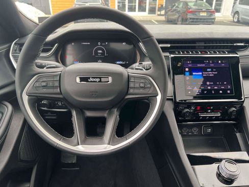 Used 2025 Jeep Grand Cherokee Altitude image 30