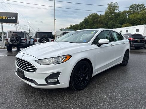 Used 2019 Ford Fusion SE w/ Equipment Group 151A FWD image 3