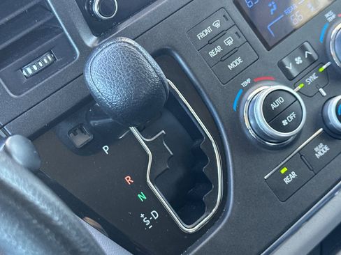 Used 2019 Toyota Sienna L FWD image 18