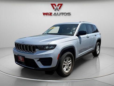 Used 2022 Jeep Grand Cherokee Laredo w/ Luxury Tech Group I AWD/4WD image 1