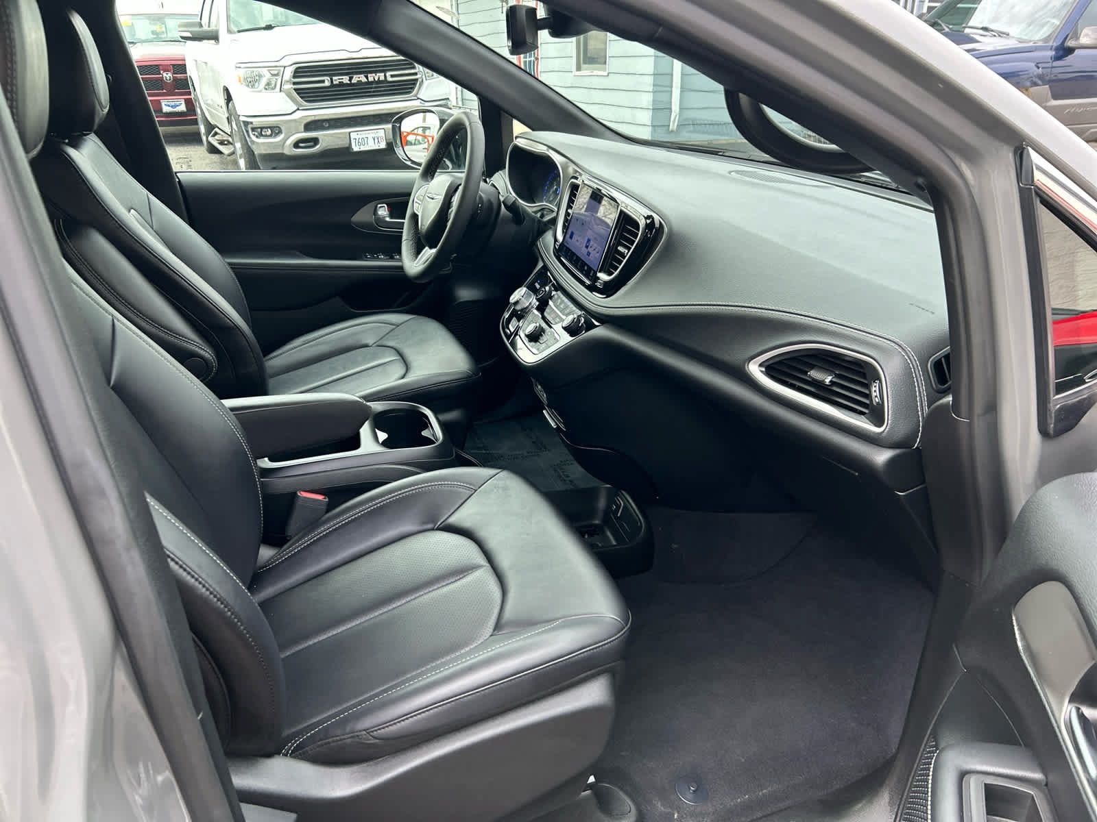 Used 2025 Chrysler Pacifica Select FWD image 35