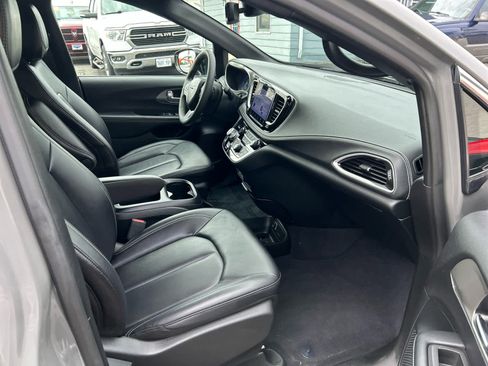 Used 2025 Chrysler Pacifica Select image 35