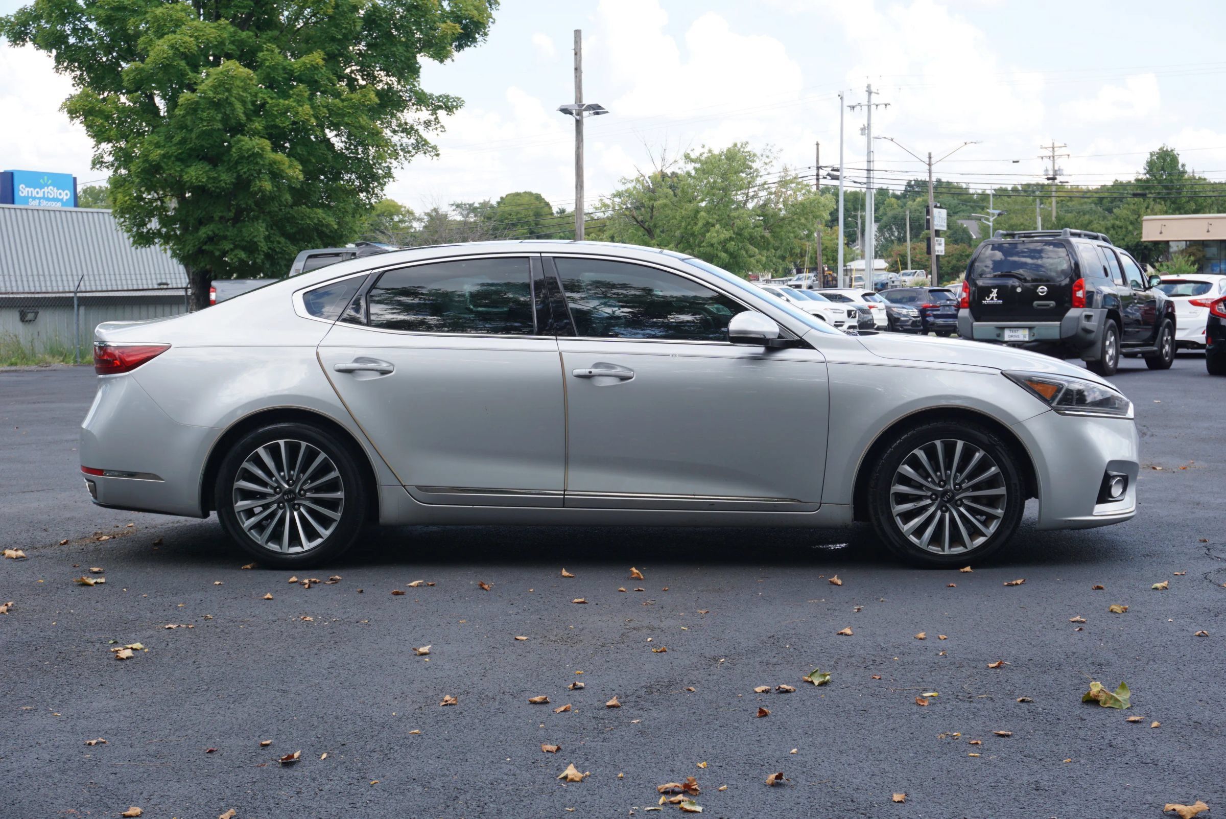 Used 2017 Kia Cadenza Premium w/ Luxury Package FWD image 4