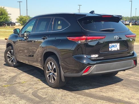 Used 2022 Toyota Highlander XLE AWD/4WD image 2