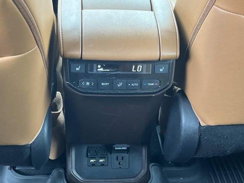 Used 2021 Toyota Highlander Platinum AWD/4WD image 18