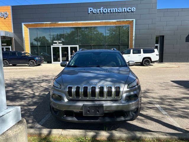 Used 2016 Jeep Cherokee Latitude w/ Cold Weather Group AWD/4WD image 2