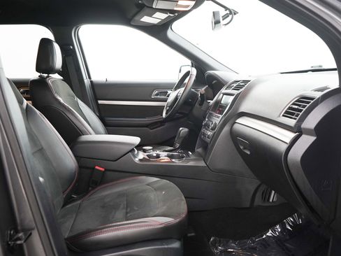 Used 2018 Ford Explorer XLT w/ Equipment Group 202A AWD/4WD image 11