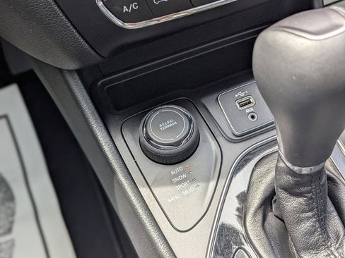 Used 2019 Jeep Cherokee Limited image 42