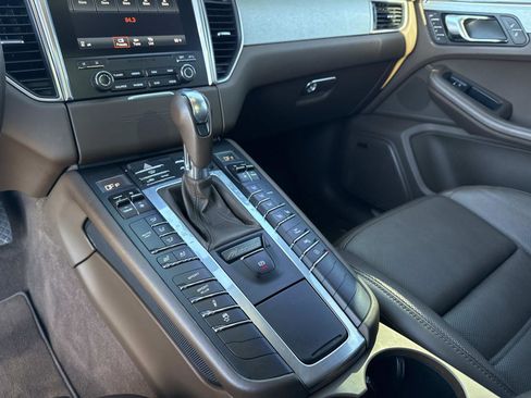 Used 2017 Porsche Macan Turbo image 25