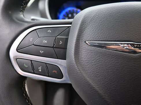 Used 2023 Chrysler Pacifica Touring-L FWD image 21