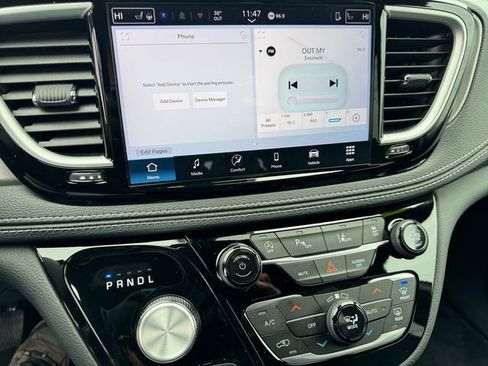 Used 2025 Chrysler Pacifica Select AWD/4WD image 24