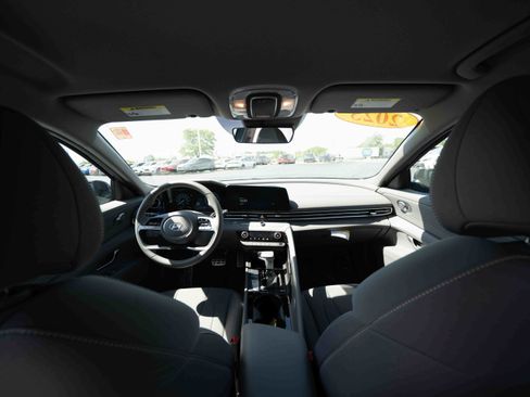 Used 2025 Hyundai Elantra SEL FWD image 19